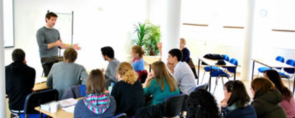 Gi&aacute; sản phẩm cạnh tranh